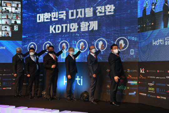 한국산업기술진흥협회는 26일 서울 삼성동 그랜드인터콘티넨탈호텔에서 디지털 선도기업 50개 사 관계자와 주요 인사들이 참석한 가운데 '코리아 DT 이니셔티브(KDTI)' 출범식을 개최했다. 이날 기업들은 출범선언문에서 산업 현장에서 필요한 DT 정책을 제안하고 기업간 데이터 공유·거래 활성화 방안을 강구하겠다고 밝혔다. 이날 한성수(왼쪽부터) 코오롱인더스트리 연구원장, 이수일 한국타이어 사장, 구자균 산업기술진흥협회 회장, 최기영 과기정통부 장관, 김지찬 LIG넥스원 대표, 송재호 KT 부사장이 KDTI 출범 선언 버튼을 누르고 있다.  산기협 제공